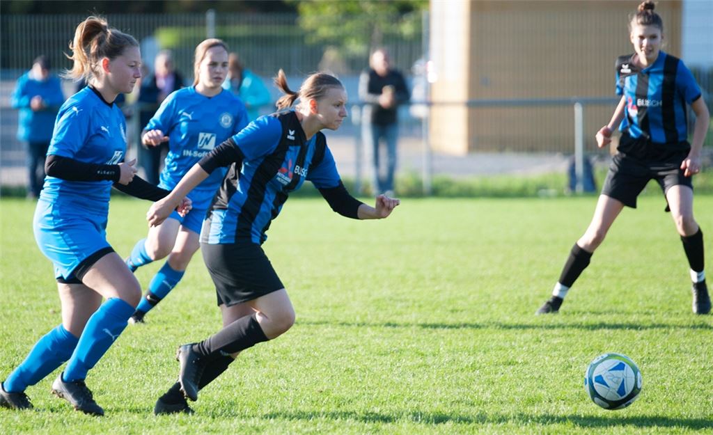 Die Frauen des FC Viktoria Enzberg spielen auf dem heimischen Platz gegen Bruchhausen (blau) zwar engagiert Fußball, am Ende reicht es aber nicht für etwas Zählbares.Foto: Fotomoment