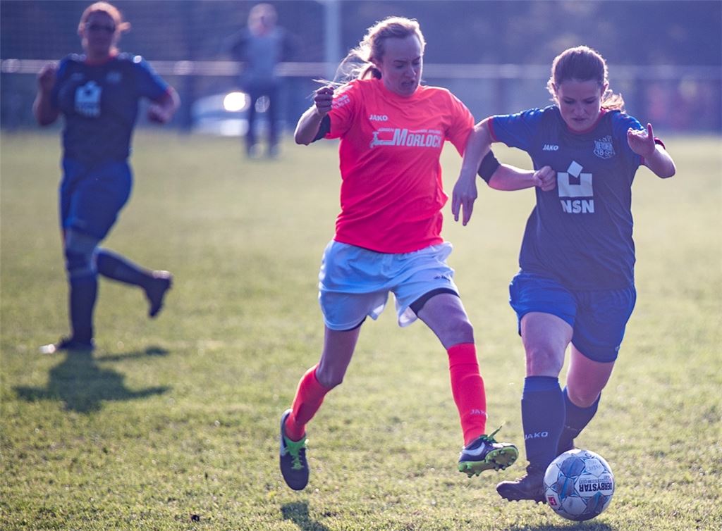 Die Frauen des TSV Ötisheim (blaue Trikots) spielen zu Hause gegen den 1. FC Ispringen und holen nur einen Punkt. Foto: Fotomoment
