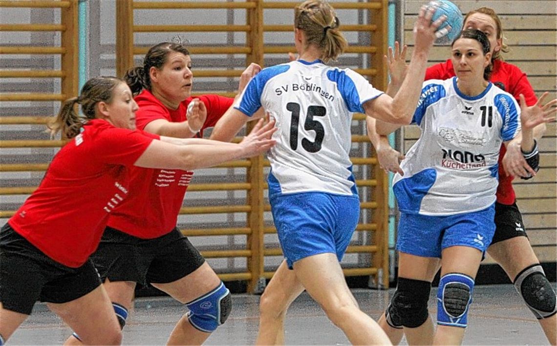 Die Frauen des TSV Wiernsheim (in Rot) stemmen sich den Angreifern entgegen, hier gegen die SV Böblingen. Foto: Eigner