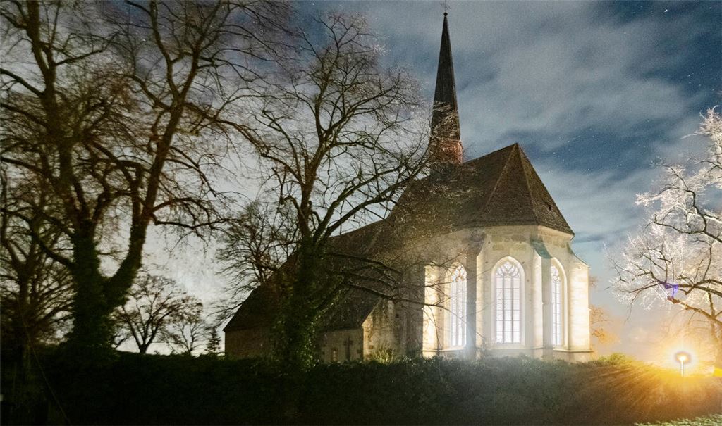 Die Frauenkirche mit ihren fünf großen und hohen gotischen Fenster des Chores ist eines der Wahrzeichen von Lienzingen. Archivfoto: Fotomoment