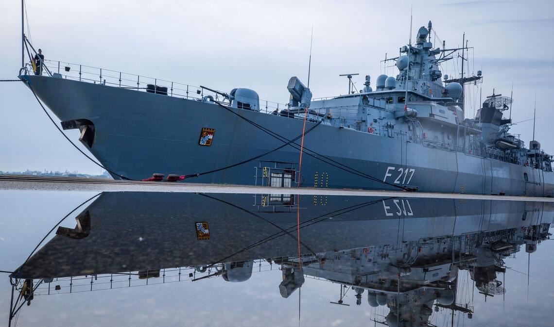Merz: Bedrohung durch Russland ist real Die Fregatte "Bayern" vor dem Auslaufen auf die Ostsee.