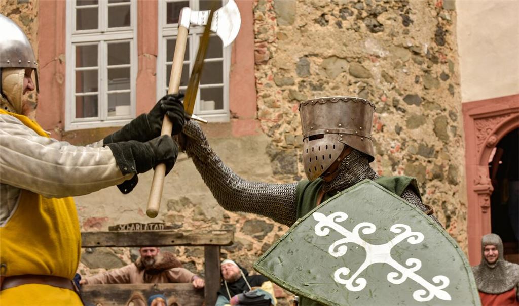 Die Freie Ritterschaft Baden schlägt ihre Zelte in der Burg Löffelstelz auf. Foto: privat