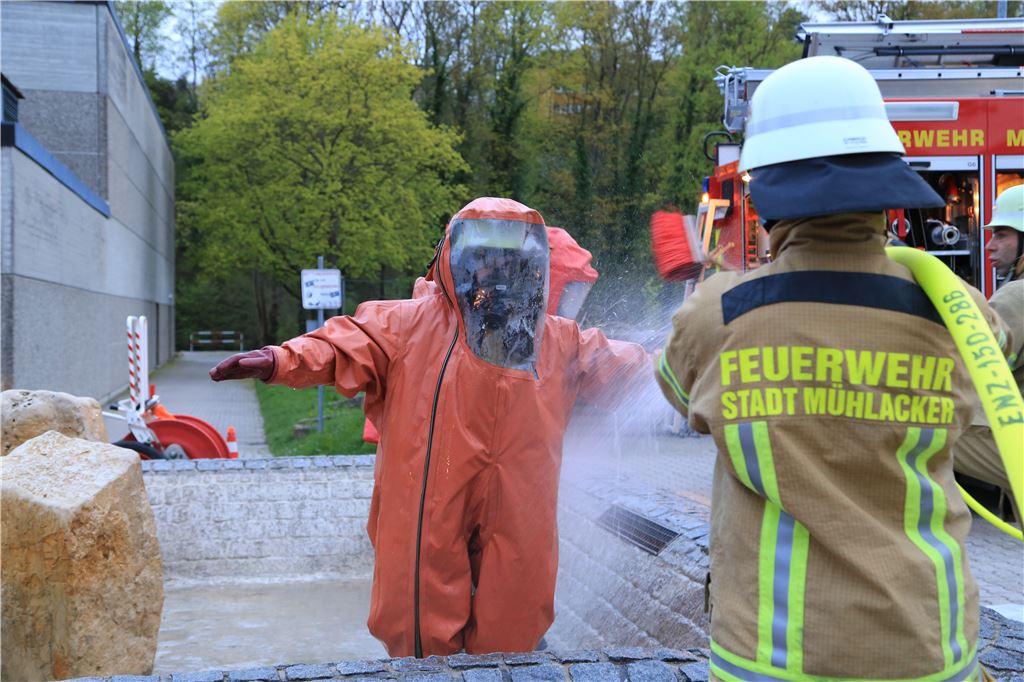 910_0008_109455_mar_uebung_feuerwehr_freibad_Im_Einsatzf