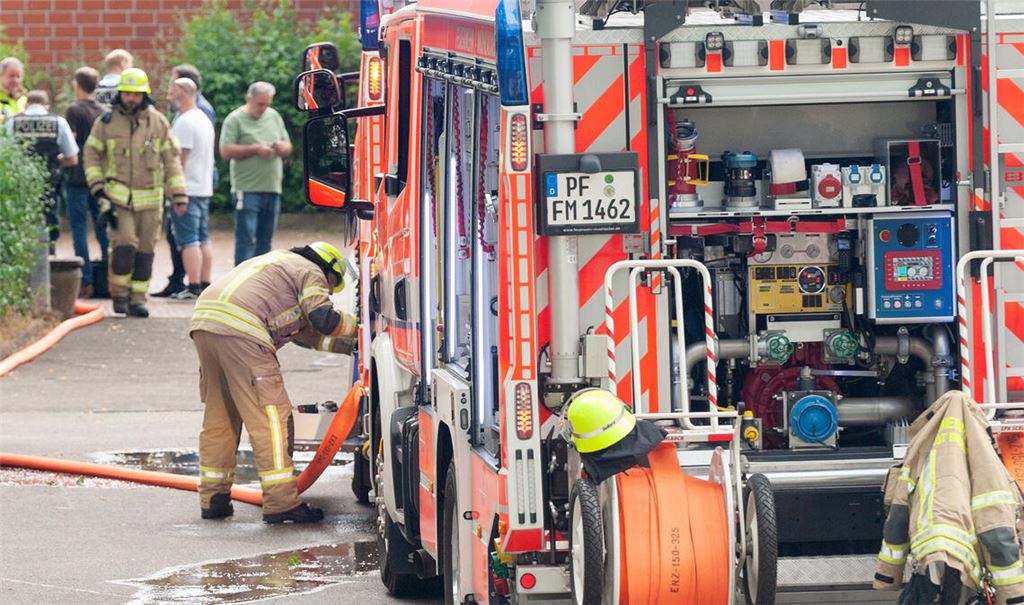 Die Freiwillige Feuerwehr ist nicht nur zur Stelle, wenn es brennt: Das zeigte ein Einsatz der Mühlacker Floriansjünger vom Juni 2023 an der Uhlandschule. Die Einsatzkräfte waren wegen Reizungen von Schülern und eines auffälligen Geruchs alarmiert worden. Verdorbenes Essen in einer Lieferbox entpuppte sich dann als Grund für den Notruf. Foto: Archiv