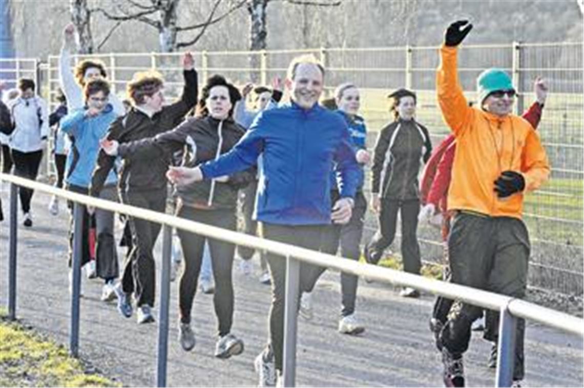 

Die Freude am Laufen wird in allen Gruppen großgeschrieben, wie hier beim Aufwärmtraining mit Lauftrainer Sven Osswald (re.). Fotos: Fotomoment
