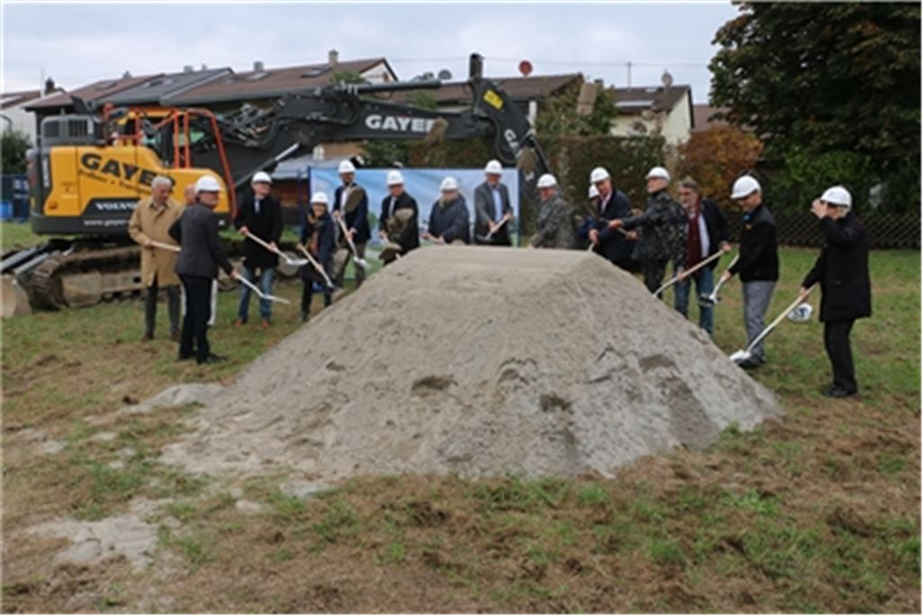 Die Freude über den Baubeginn ist groß: Mit Vergnügen vollziehen zahlreiche Funktionsträger den symbolischen ersten Spatenstich für das Millionenprojekt. Foto: Sadler