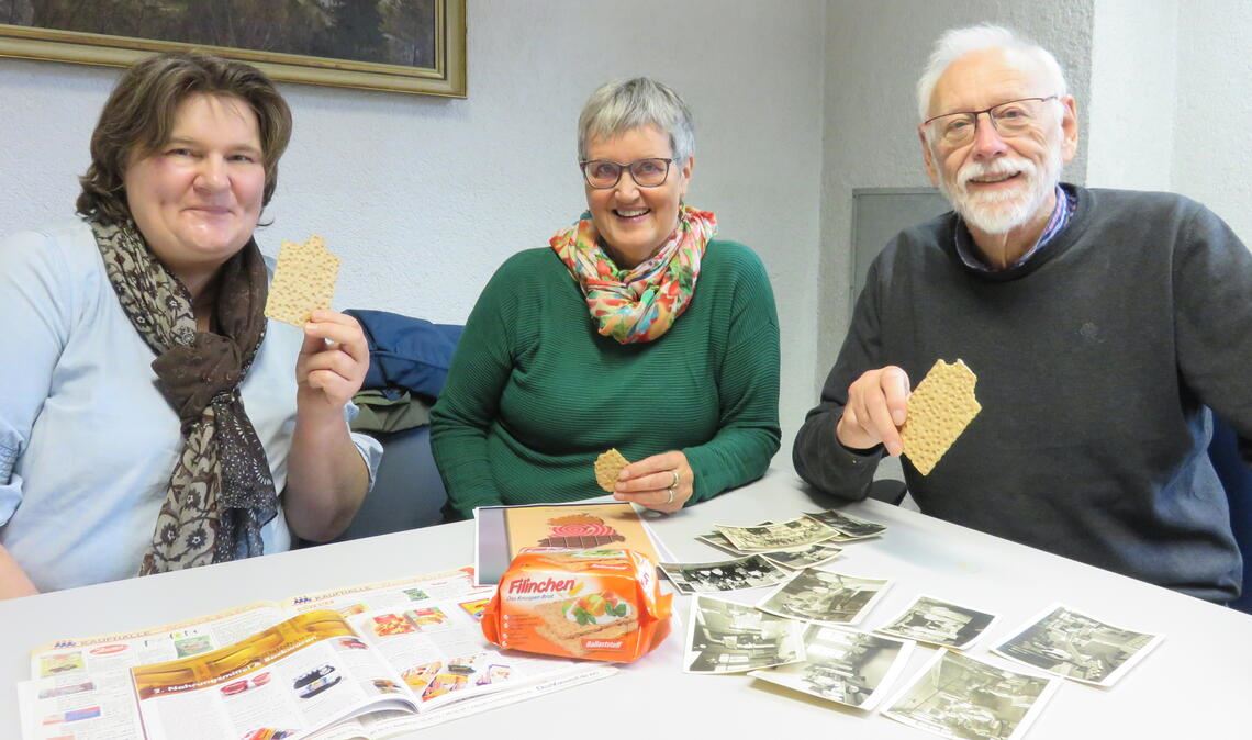 Die Freude über den Ost-West-Brückenschlag ist diesem Bild anzusehen. Nicht übermittelt werden kann das Knuspern, das Sandra Schuster (v.li.), Ottilie und Manfred Läkemäker beim Verzehr des ganz besonderen Produkts erzeugen. Es ist für Manfred Läkemäker ein Stück Familien-, für Sandra Schuster ein Stück Kindheitsgeschichte. Fotos: Becker/privat