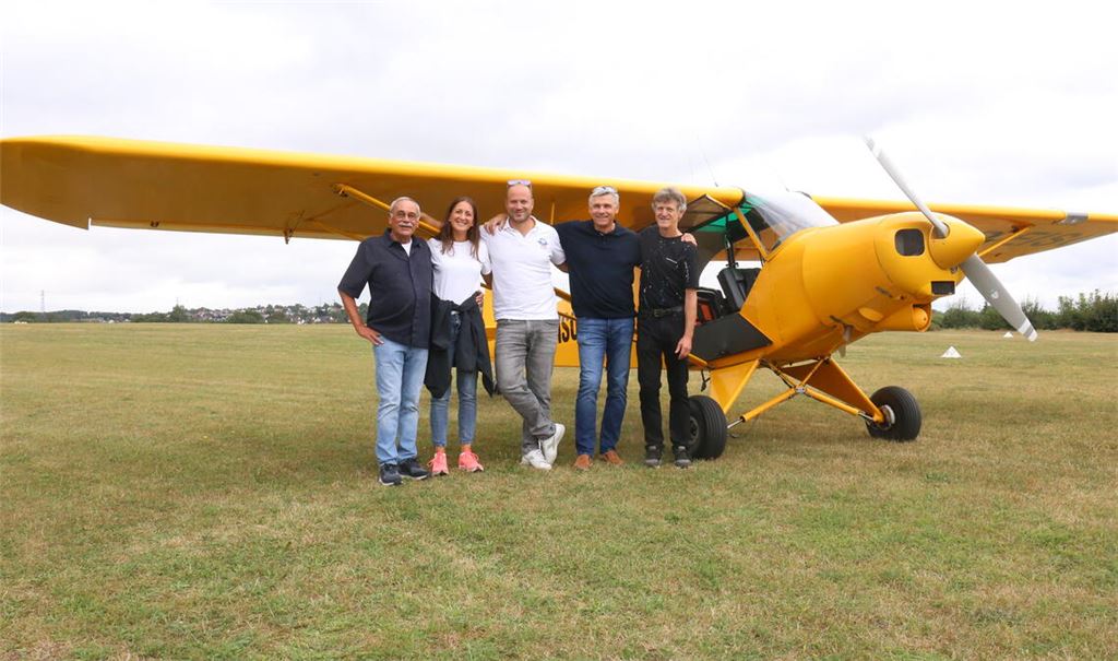 Die Freude über den geglückten Flug ist bei allen Beteiligten groß: Freie-Wähler-Fraktionsvorsitzender Rolf Leo (v.li.), Stadträtin Giada Pontarollo und ihr Mann Carlo Campagnolo aus Bassano, FW-Stadtrat Frank Alber und FSC-Vorsitzender Eberhard Holl. Fotos: Deeg (2)/privat (1)