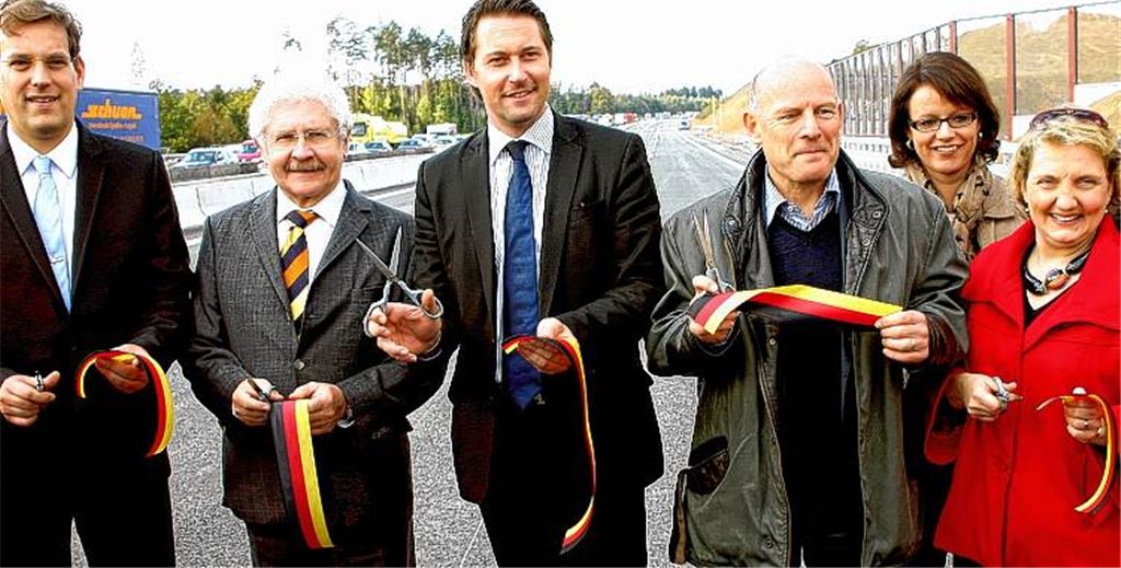 Die Freude über die Freigabe der neuen A8 bei Friolzheim steht allen ins Gesicht geschrieben (v. li.): FDP-Bundestagsabgeordneter Professor Dr. Erik Schweickert, Regierungspräsident Dr. Rudolf Kühner, Staatssekretär Andreas Scheuer, Verkehrsminister Winfried Hermann, die CDU-Landtagsabgeordnete Viktoria Schmid und die SPD-Bundestagsabgeordnete Katja Mast.
