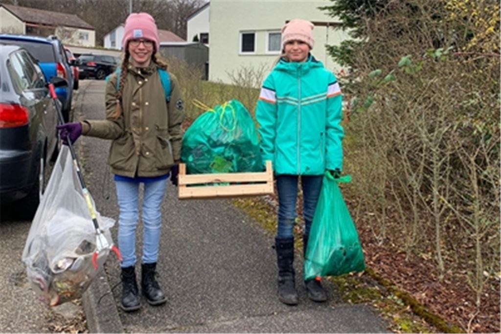 Die Freundinnen Noelia und Paulina aus Mühlacker zeigen stolz das Ergebnis ihrer einstündigen Müllsammel-Aktion am Rande des Heidenwäldles.Fotos: privat