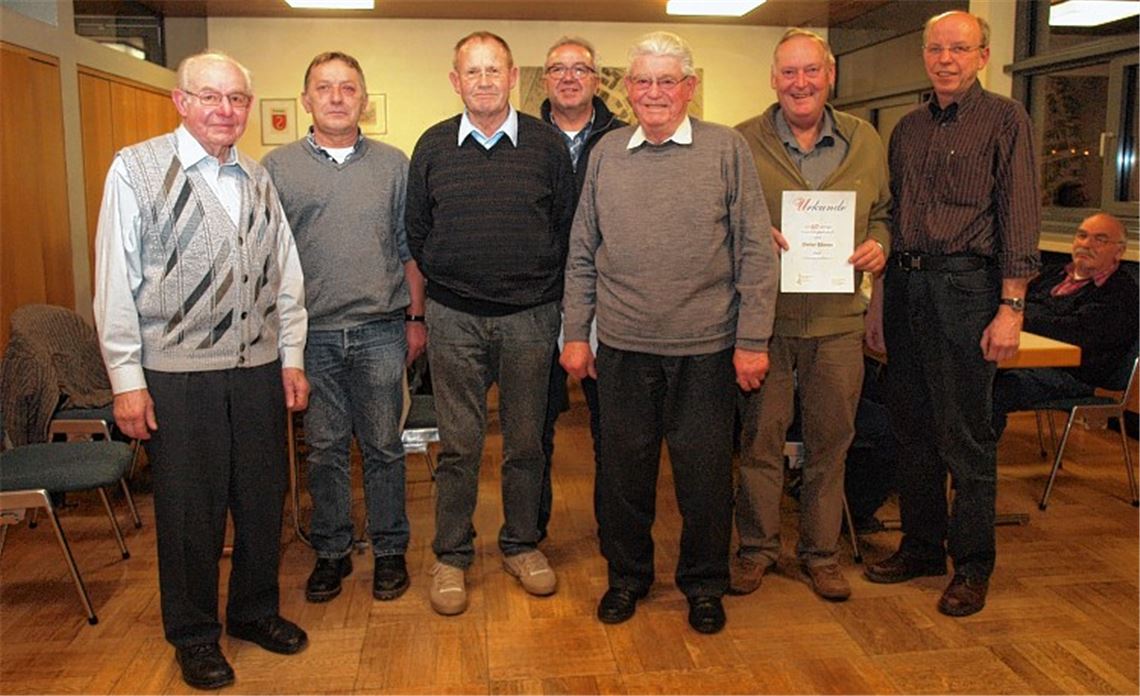 Die Freundschaft Lienzingen (re. Vorsitzender Martin Schaufelberger) ehrt Werner Rieger, Thomas Kälber, Ulrich Bäuerle, Werner Betz, Reinhold Hermle und Dieter Bäzner (v. li.). Foto: Appich