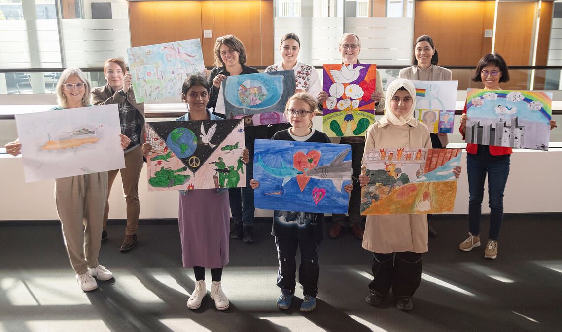 Die Friedensplakate werden in der Zeit vom 16. bis 25. Oktober im Foyer der Sparkasse ausgestellt. Foto: Fotomoment