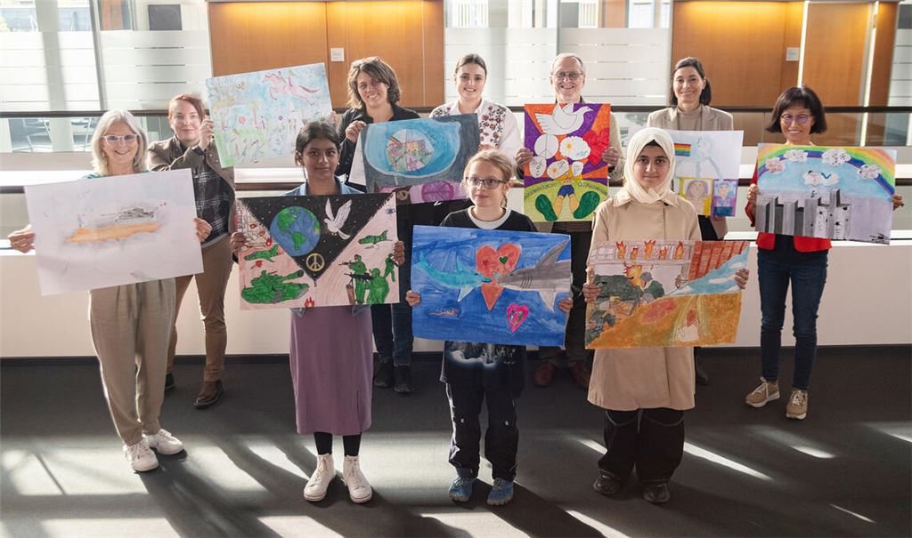 Die Friedensplakate werden in der Zeit vom 16. bis 25. Oktober im Foyer der Sparkasse ausgestellt. Foto: Fotomoment