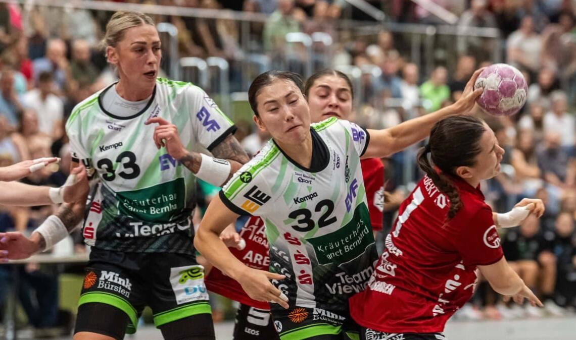 Die Frisch-Auf-Frauen mit Luisa Schulze (li.) und Haruno Sasaki qualifizierten sich durch einen souveränen Derbysieg in Nürtingen fürs DHB-Pokal-Viertelfinale&nbsp;– da geht es nach Dortmund.