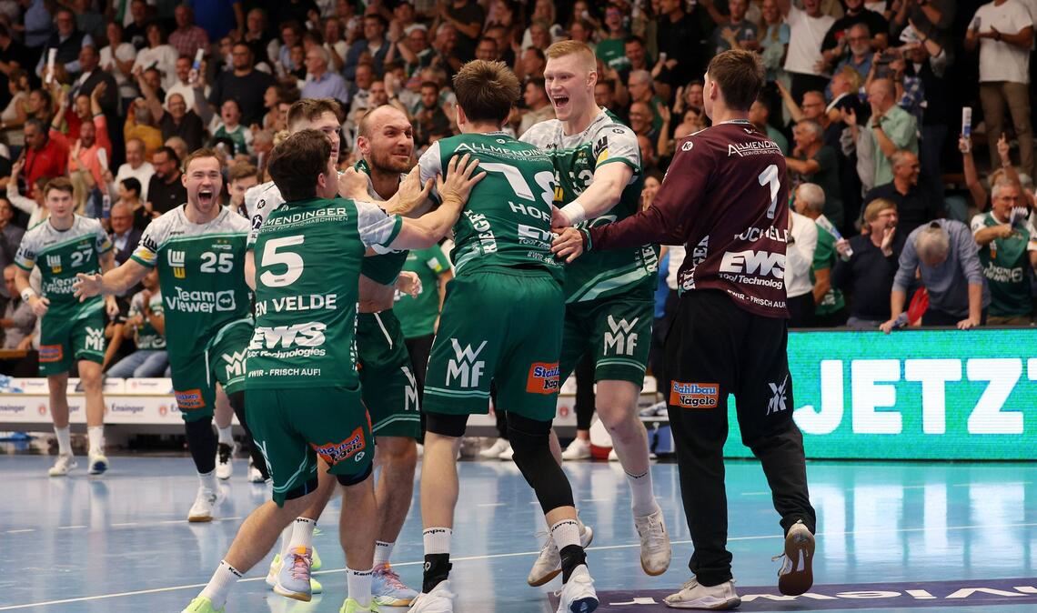 Die Frisch-Auf-Spieler bejubeln ausgelassen den Ausgleichstreffer von Fynn Hofele.