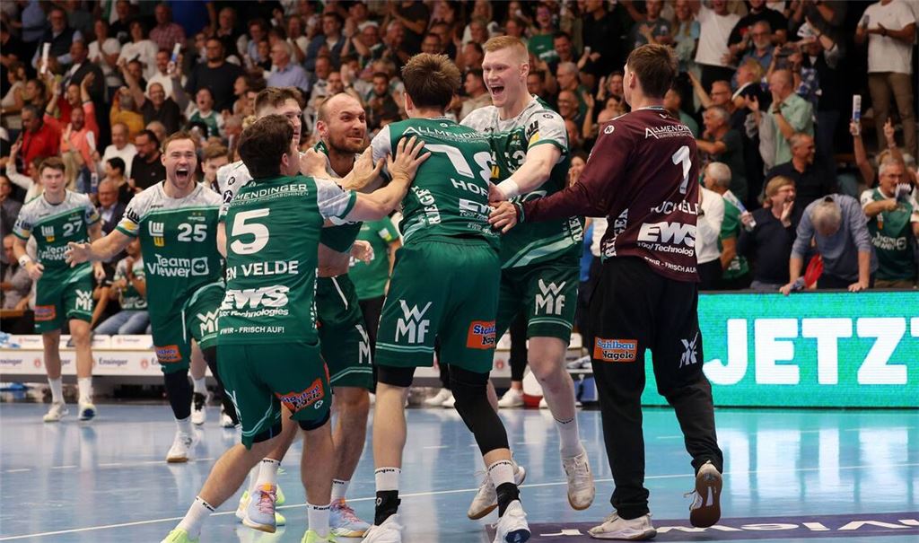 Die Frisch-Auf-Spieler bejubeln ausgelassen den Ausgleichstreffer von Fynn Hofele.