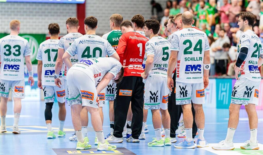 Die Frisch-Auf-Spieler lassen nach der Partie bei GWD Minden die Köpfe hängen.