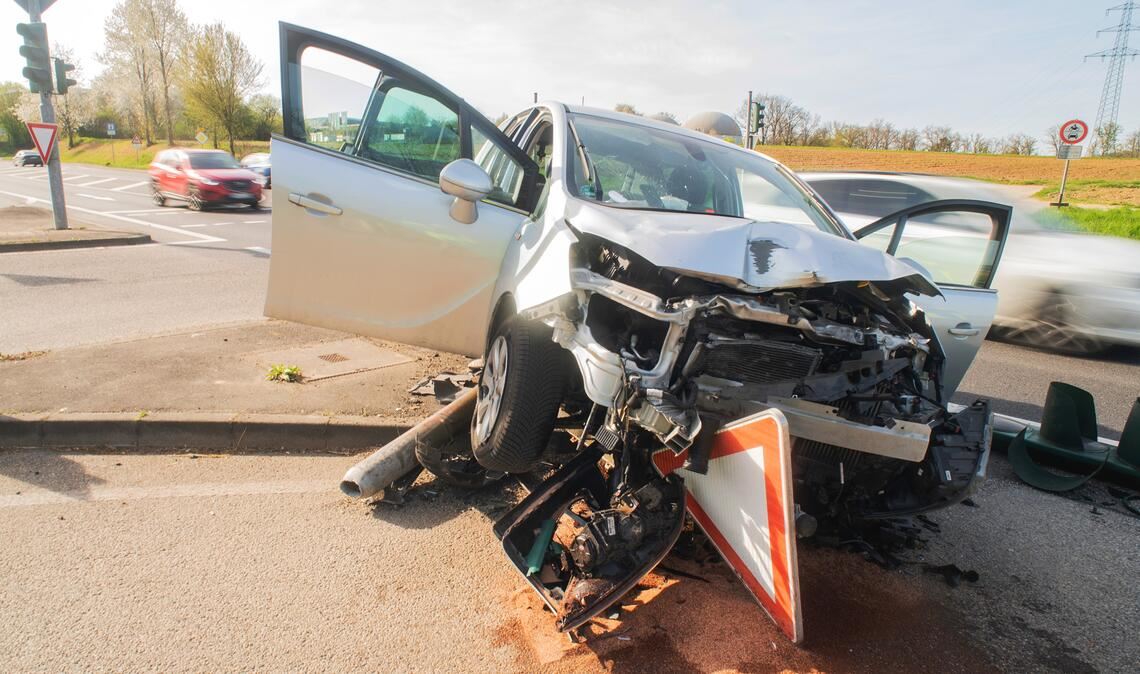 Die Front des Opels ist schwer beschädigt. Foto: Fotomoment