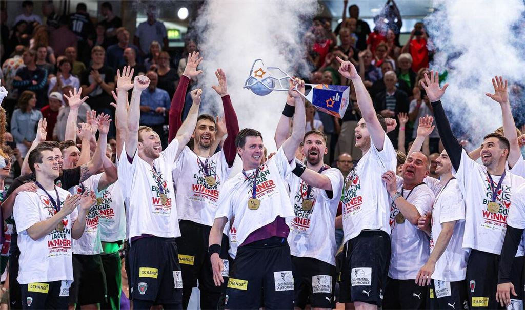 Die Füchse Berlin  bejubeln den Europapokal-Triumph.