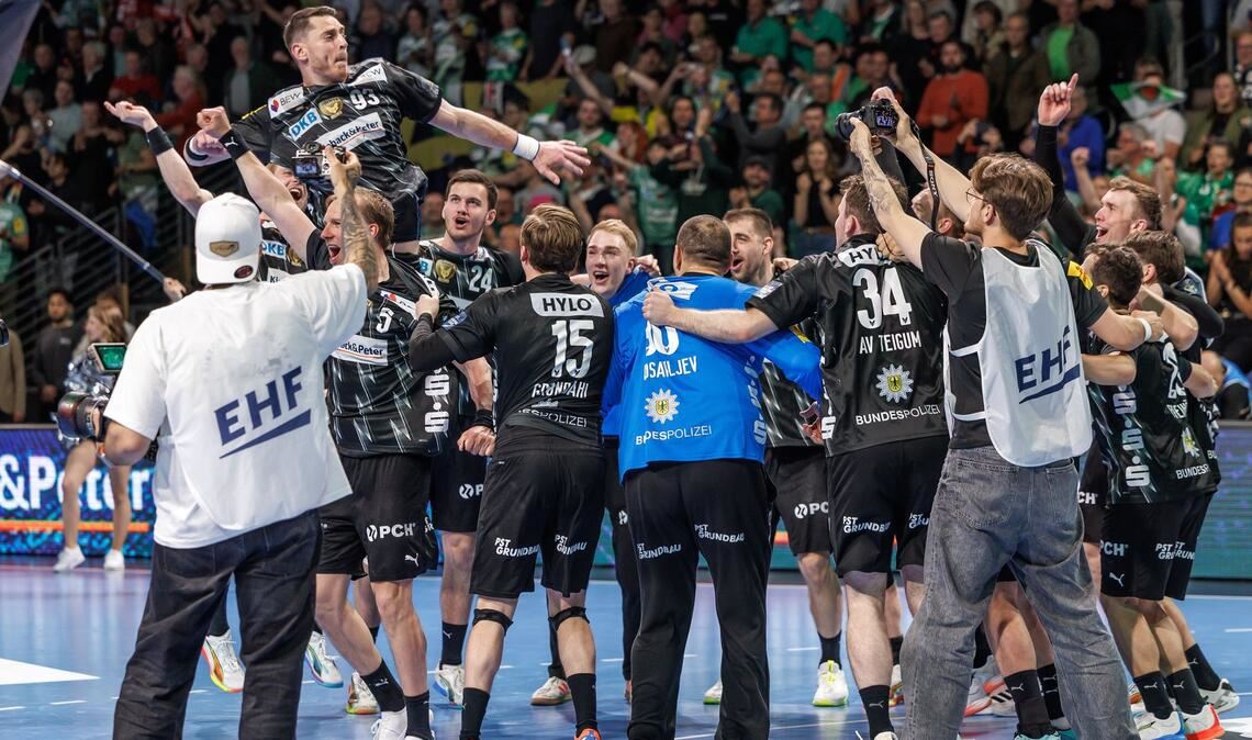 Die Füchse Berlin feierten ausgelassen den Halbfinal-Einzug.