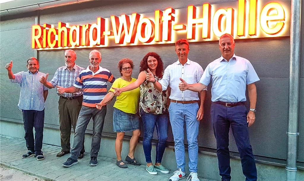 Die Führung des TSV Knittlingen vor der 2019 eingeweihten Richard-Wolf-Halle, in der heute der Tag der offenen Tür stattfindet. Foto: privat