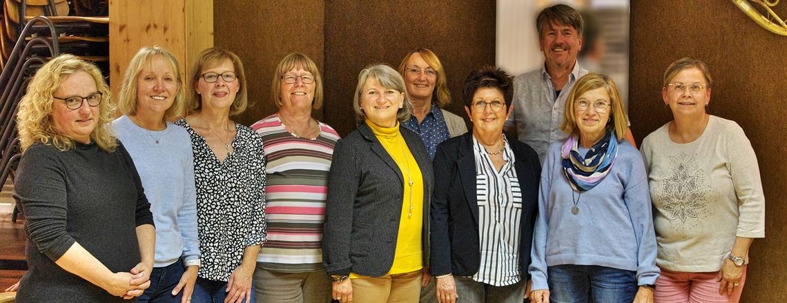 Die Führungsmannschaft des Gesangvereins Eintracht Illingen: Hahn im Korb in der Vorstandsriege, die bei der Jahreshauptversammlung weitgehend im Amt bestätigt wird, ist der Vereinsvize und Teamleiter von illCanto, Hardy Thiedicke.