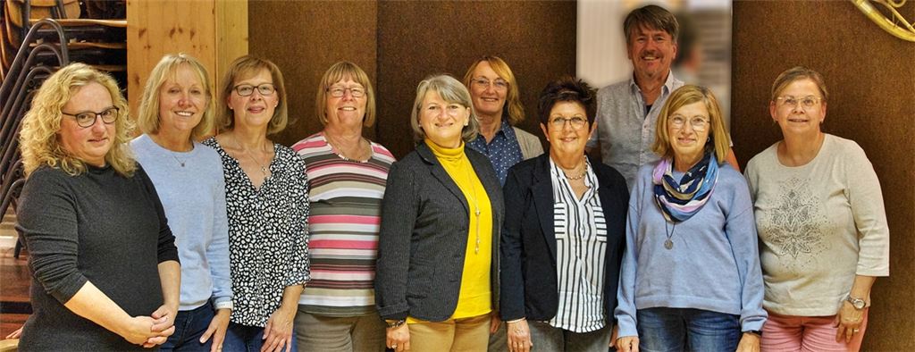 Die Führungsmannschaft des Gesangvereins Eintracht Illingen: Hahn im Korb in der Vorstandsriege, die bei der Jahreshauptversammlung weitgehend im Amt bestätigt wird, ist der Vereinsvize und Teamleiter von illCanto, Hardy Thiedicke.