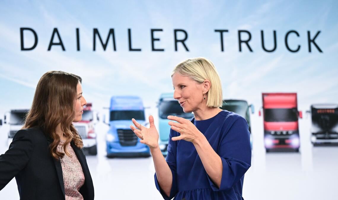 Die Führungsspitze von Daimler Truck: Vorstandschefin Karin Radström (re.) und Finanzchefin Eva Scherer (li.)