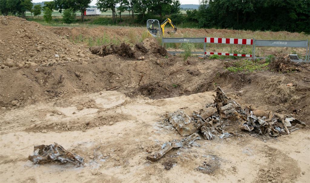 Die Fundstelle in den Waldäckern. Die weitere Bodenuntersuchung soll, um alle Risiken auszuschließen, mit einem explosionssicheren Bagger fortgesetzt werden. Foto: Fotomoment