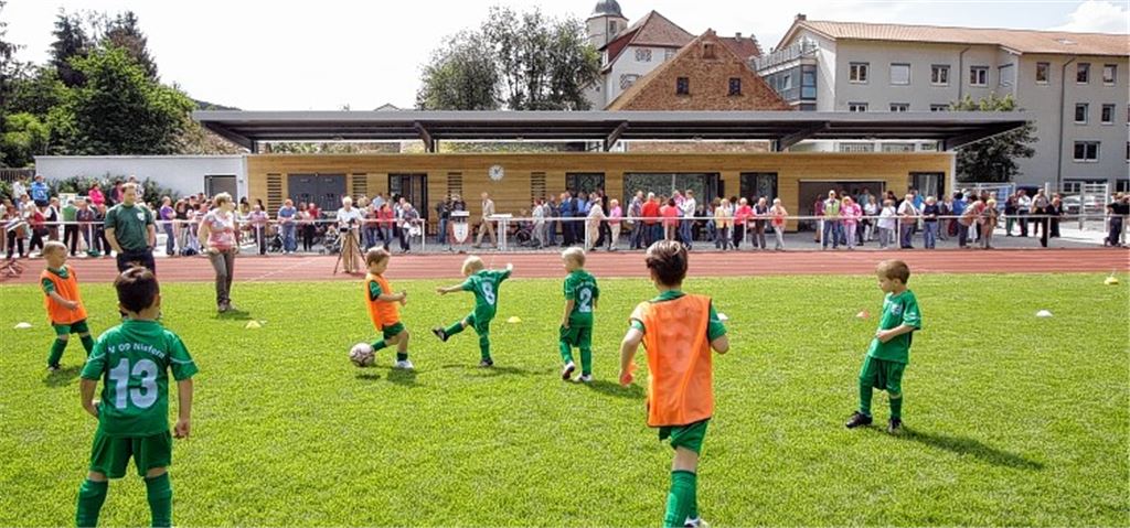 Die Fußball-Bambini des FV 09 Niefern geben bei der Einweihung des Sportgeländes eine Kostprobe ihres Könnens. 