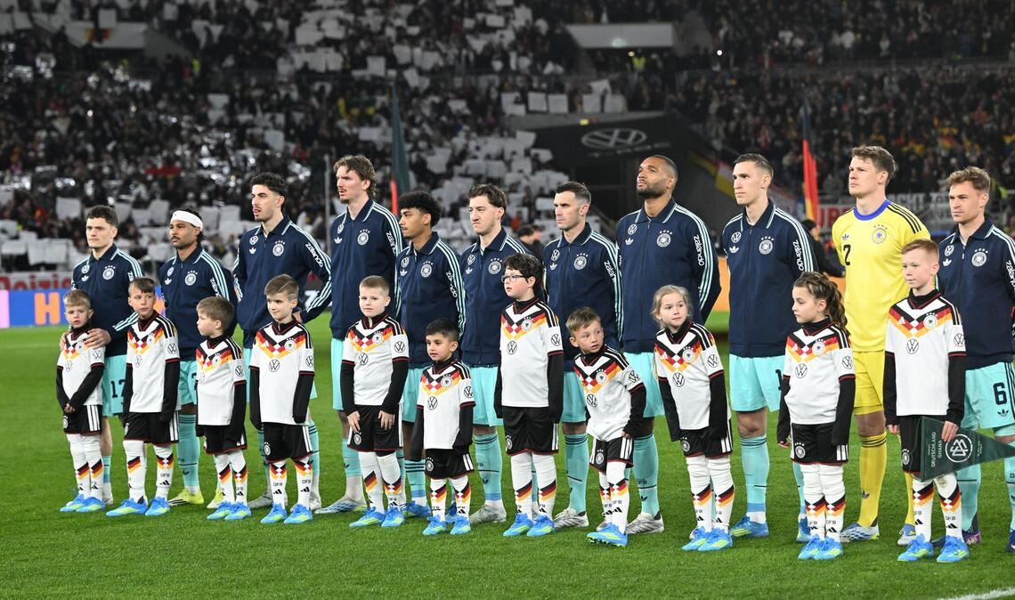 Die Fußball-Nationalmannschaft steht vor dem Spiel gegen Ghana auf dem Platz.