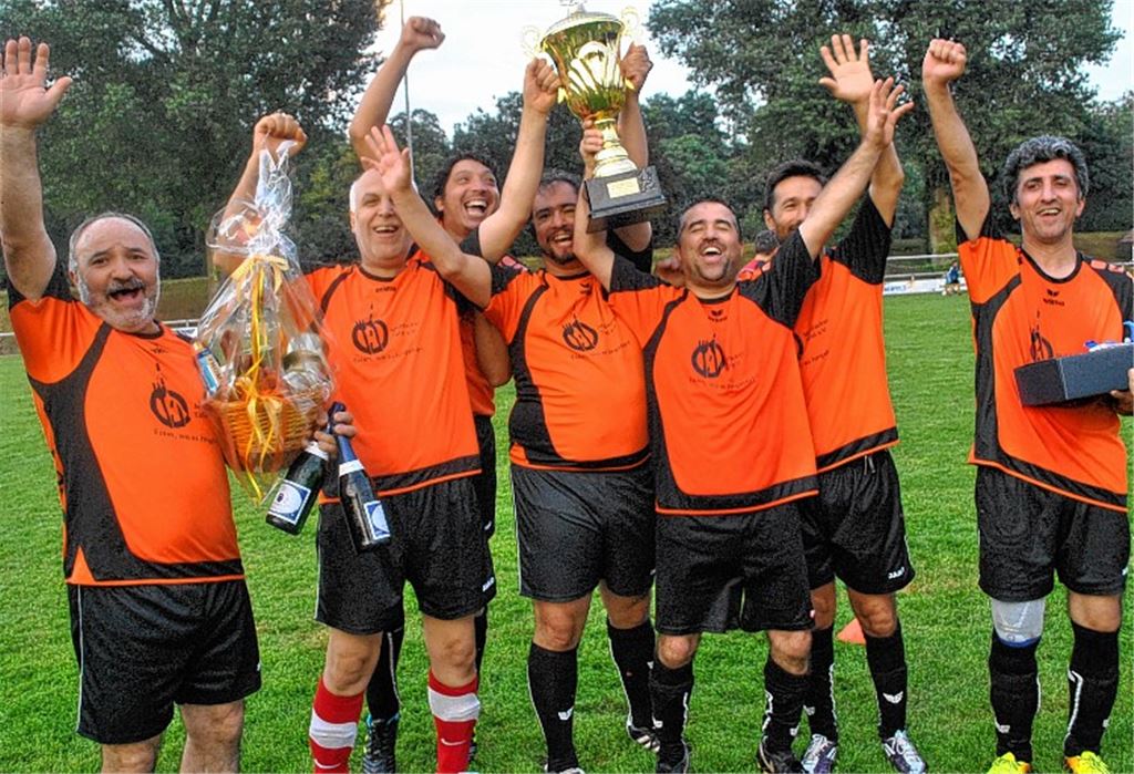 Die Fußball-Senioren des Türkischen SV Mühlacker feiern mit dem neu gestifteten Wanderpokal. Es ist der zweite Sieg des Vereins beim AH-Stadtturnier.