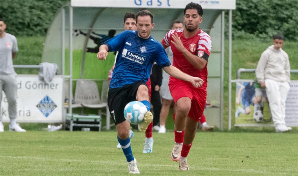 Die Fußballer der Viktoria Enzberg (blaue Trikots) warten noch immer auf den ersten Punkt in der laufenden Saison. Foto: Fotomoment