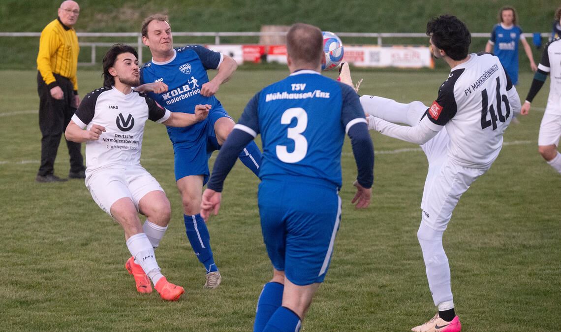 Die Fußballer des TSV Mühlhausen (blaue Trikots) müssen den Gästen aus Markgröningen die drei Punkte überlassen. Fotos: Fotomoment