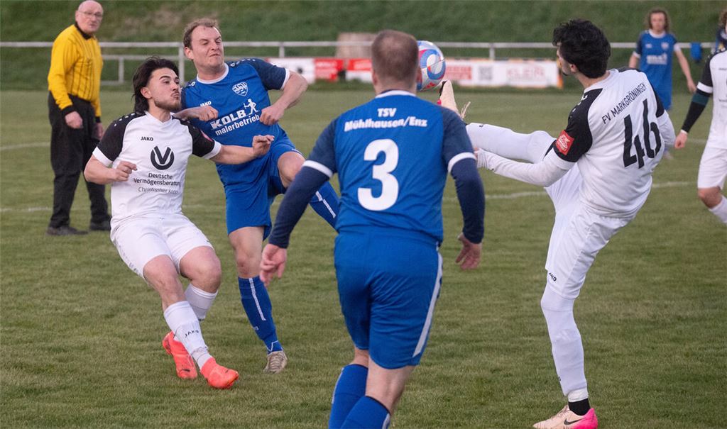 Die Fußballer des TSV Mühlhausen (blaue Trikots) müssen den Gästen aus Markgröningen die drei Punkte überlassen. Fotos: Fotomoment