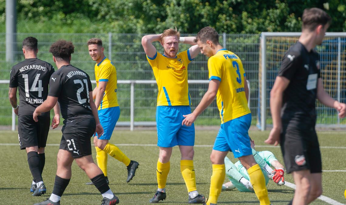 Die Fußballer des TSV Phönix Lomersheim (gelbe Trikots) können es nicht fassen. Sie machen zunächst das Spiel und erarbeiten sich unzählige Torchancen, doch der Gegner schlägt die Hausherren mit Effizienz und gewinnt am Ende 2:1. Foto: Fotomoment