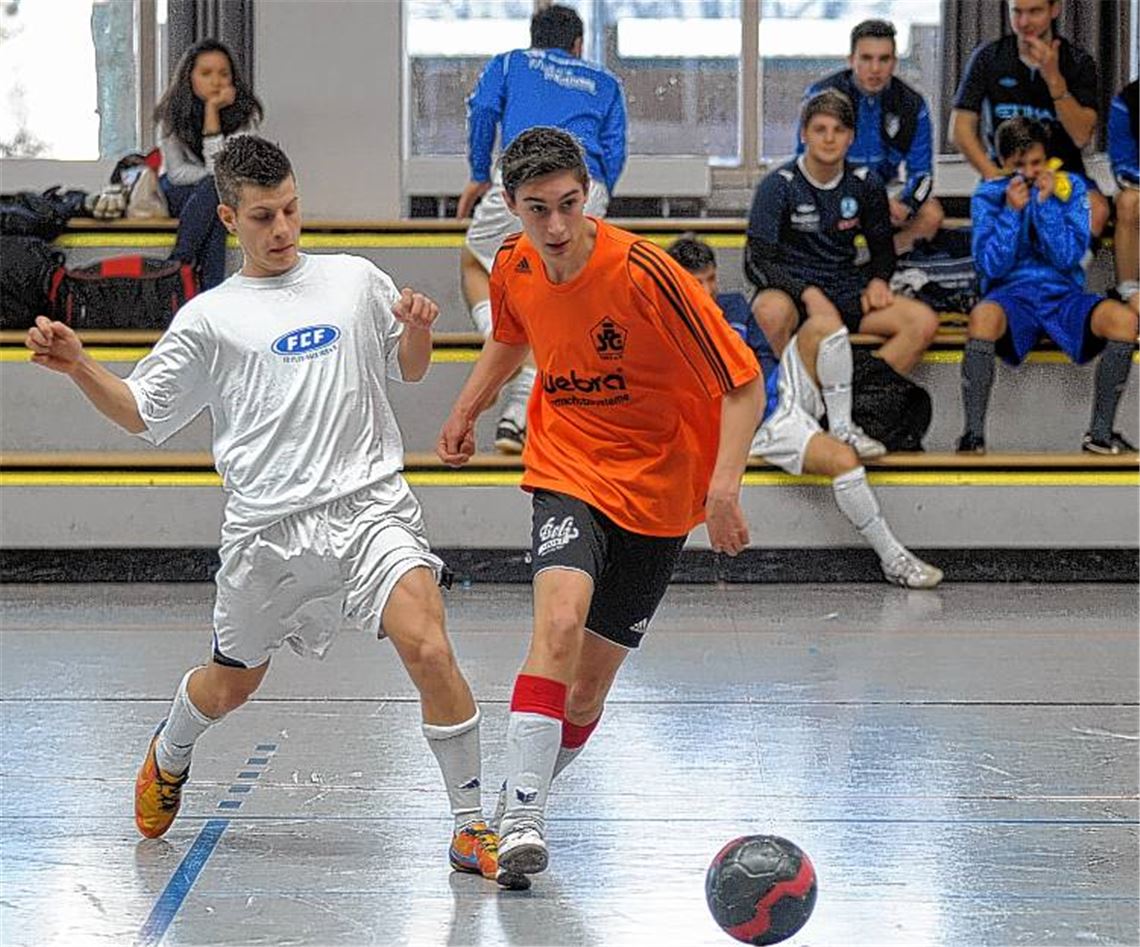 Die Fußballer von „Selecao“ (weiße Trikots, hier im Spiel gegen die SFG Serres) sind seit Jahren immer beim Erdinger Cup mit dabei. Foto: Fotomoment