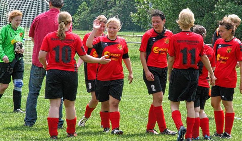 Die Fußballfrauen der Sportfreunde Mühlacker beglückwünschen sich zu einem verdienten Punktgewinn - doch zum Klassenerhalt reicht es nicht. Foto: Eigner