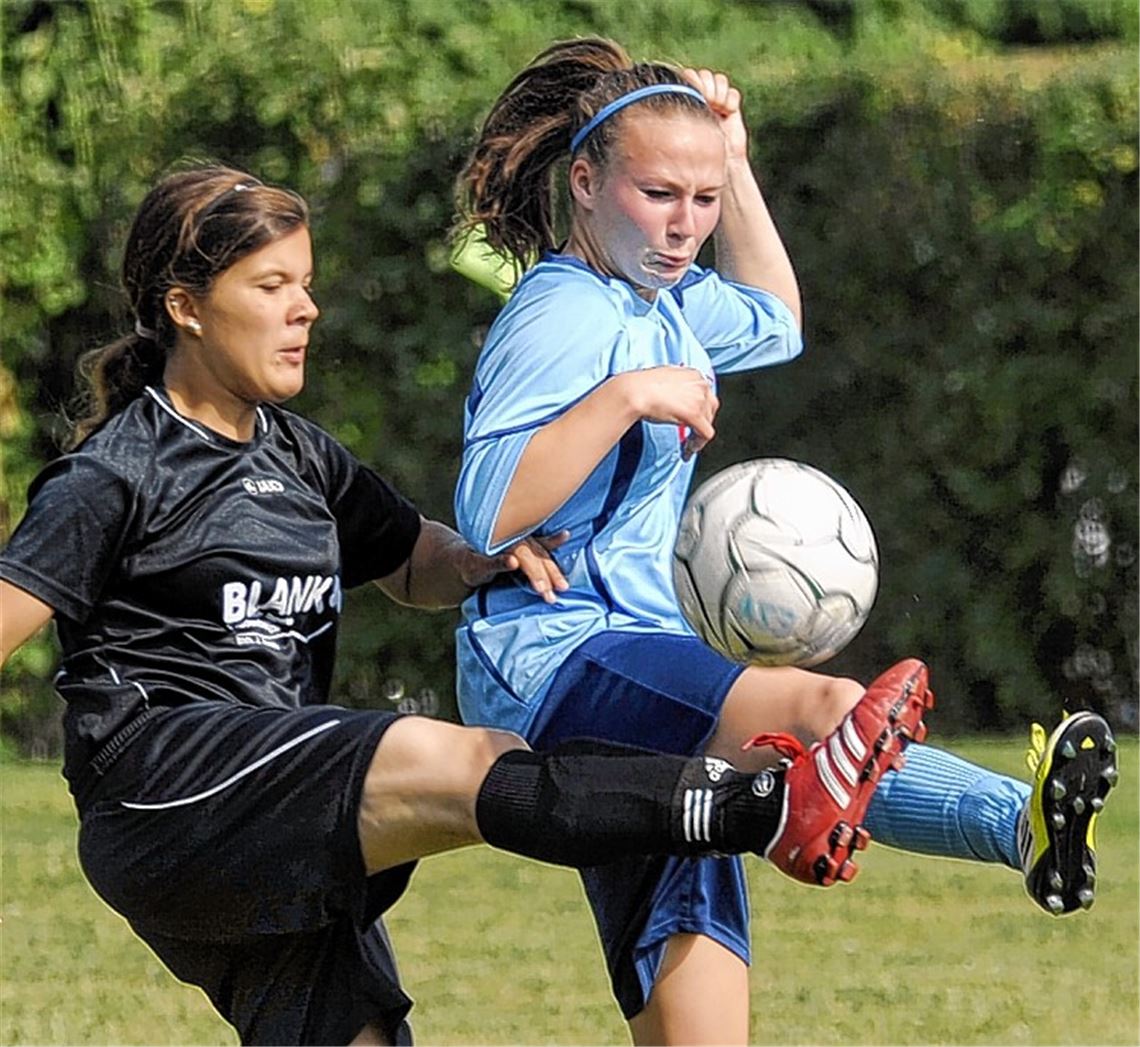 Die Fußballfrauen des TSV Ötisheim (in Blau) schlagen den FV Löchgau mit 2:0. Foto: Fotomoment