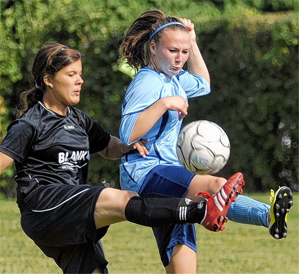 Die Fußballfrauen des TSV Ötisheim (in Blau) schlagen den FV Löchgau mit 2:0. Foto: Fotomoment
