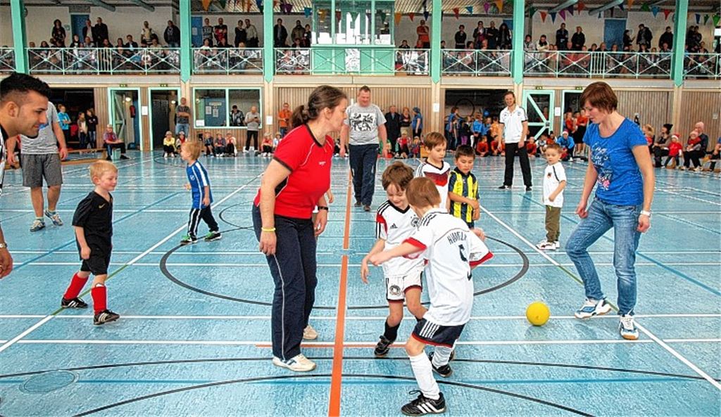 Die Fußballjugend setzt das Motto Groß und Klein in die Tat um.