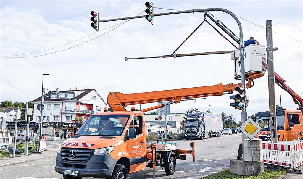 Die Fußgängerampel wird behindertengerecht umgebaut. Foto: Steigleder