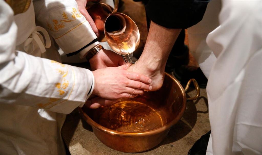 Die Fußwaschung gehört traditionell zum Gründonnerstag dazu.