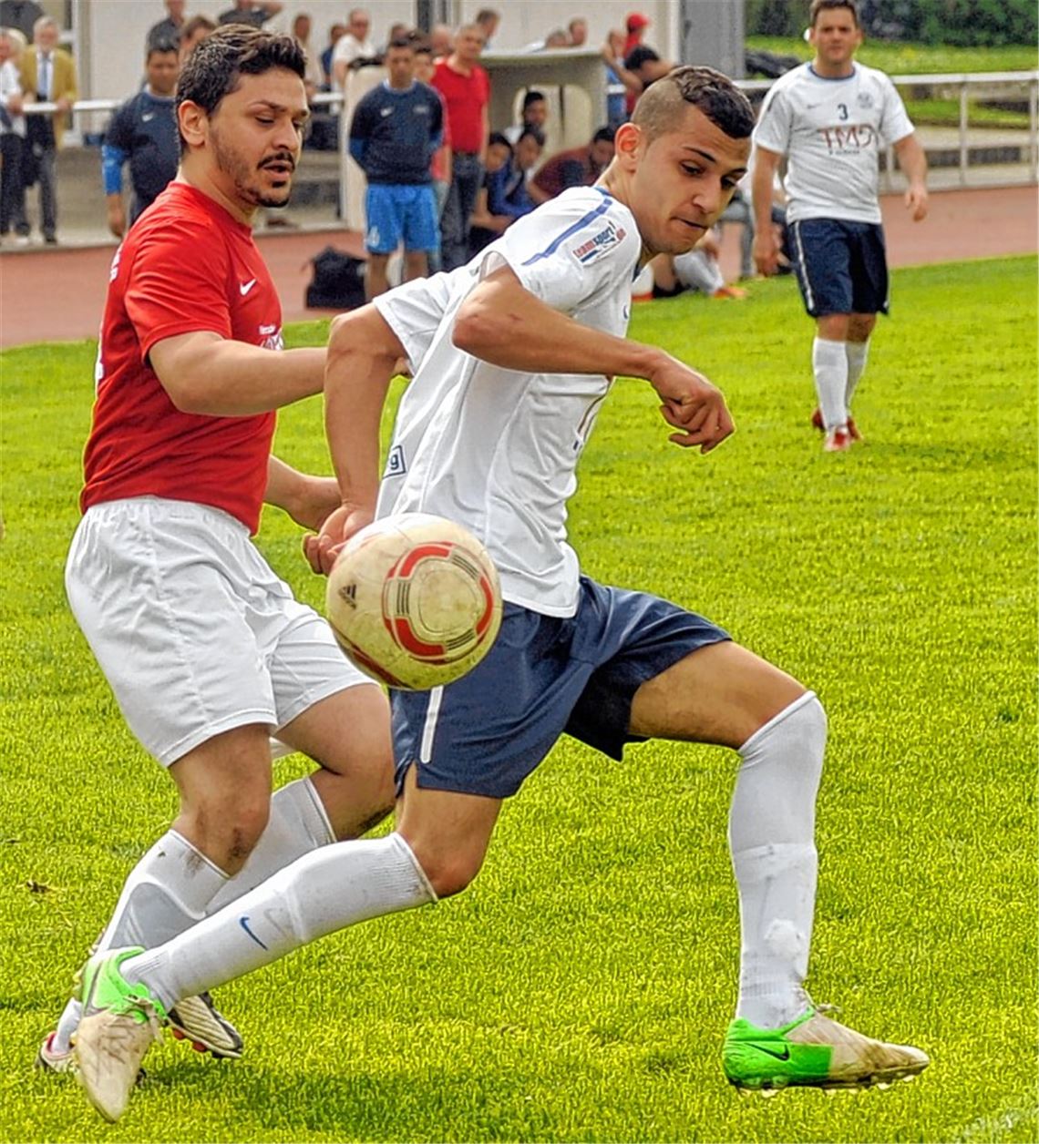 Die Fvgg 08 Mühlacker ist dem Türkischen SV (in Rot) immer einen Schritt voraus.  Foto: Fotomoment