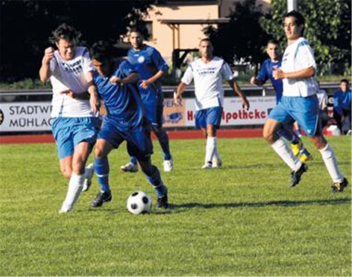 Die Fvgg 08 Mühlacker (weiße Trikots) hält gegen das Perspektivteam des 1. CfR Pforzheim wacker dagegen und wird ischließlich m Elfmeterschießen belohnt. Foto: Eigner