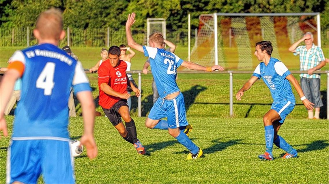 Die Gäste aus Knittlingen (blaue Trikots) sind der Elf von Achim Glückler überlegen und schlagen gleich dreimal zu. Der TSV Ötisheim muss seine erste Niederlage verdauen. 