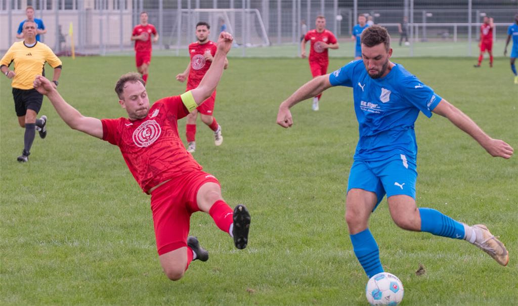 Die Gäste aus Maulbronn (in Rot) haben beim FV Knittlingen keine Chance. Foto: Knittlingen