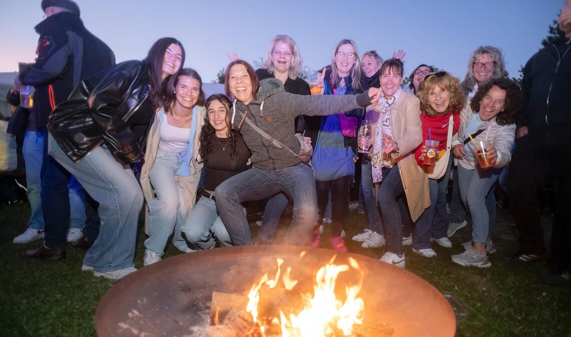 Die Gäste genießen die Partyatmosphäre bei „Hex on Fire“. Foto: Fotomoment