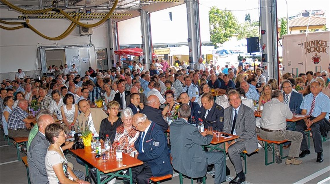 Die Gäste machen sich ein Bild davon, wie das neue Feuerwehrhaus von innen aussieht. Auch der Schutzheilige, überreicht von Wolfgang Herz (oberes Bild li.), soll einziehen. Zum Gruppenbild bei der Schlüsselübergabe versammeln sich (v.li.) Architekt Martin Entenmann, Heinz-Peter Hopp, Timo Haller, Gesamtkommandant Markus Haberstroh und DRK-Bereitschaftsleiter Hans Smilowski. 