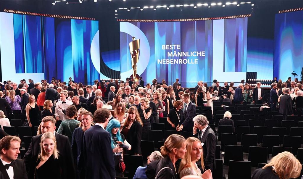 Die Gäste verlassen bei der Verleihung des Deutschen Filmpreises im Palais am Funkturm den Saal aufgrund einer technischen Unterbrechung.